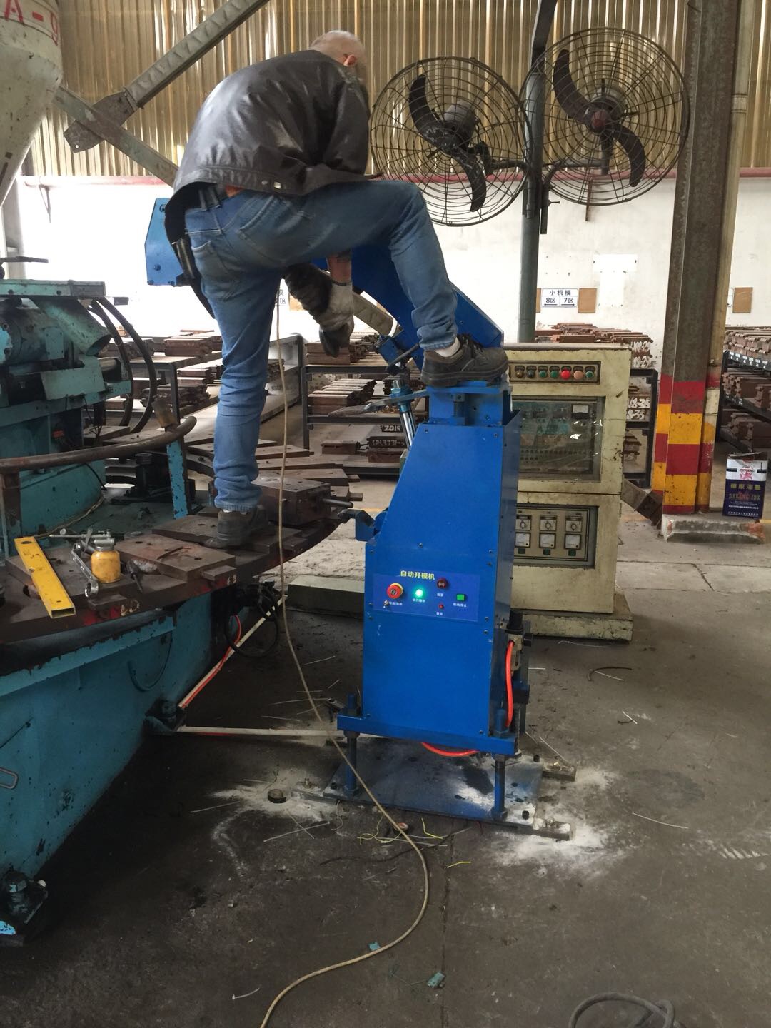 華通圓盤鞋機全自動開模機械手設備